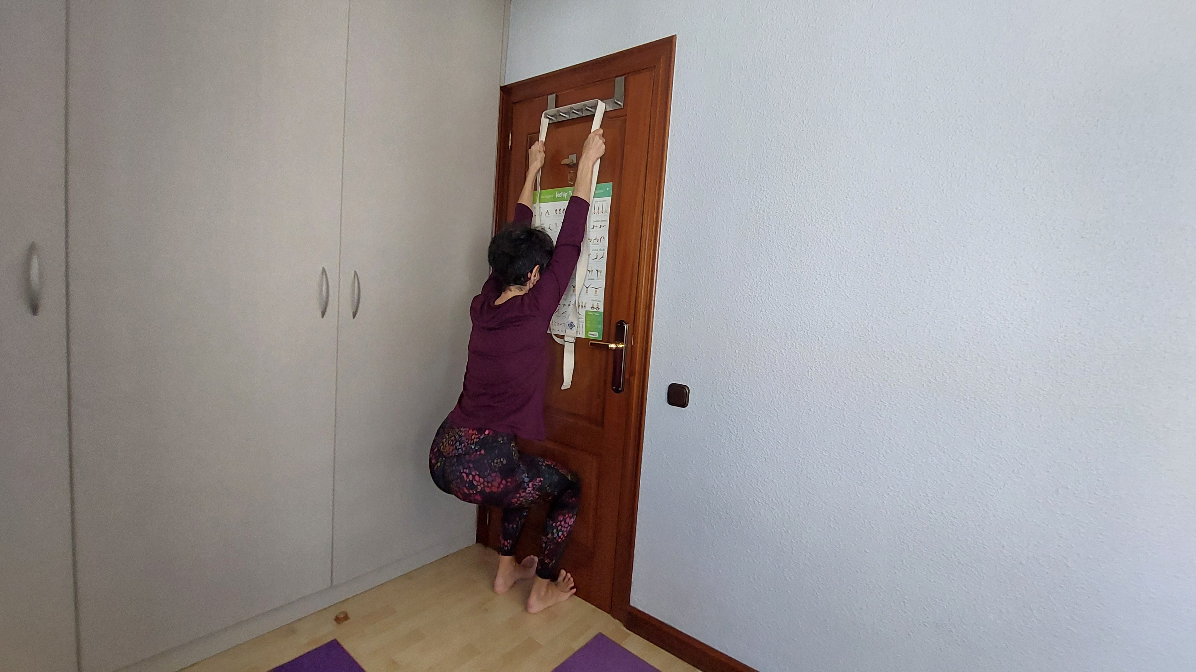 UTKATASANA CON CUERDA O CINTURÓN EN PUERTA